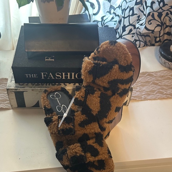 Cozy Leopard Print Women's Clogs - Picture 1 of 4